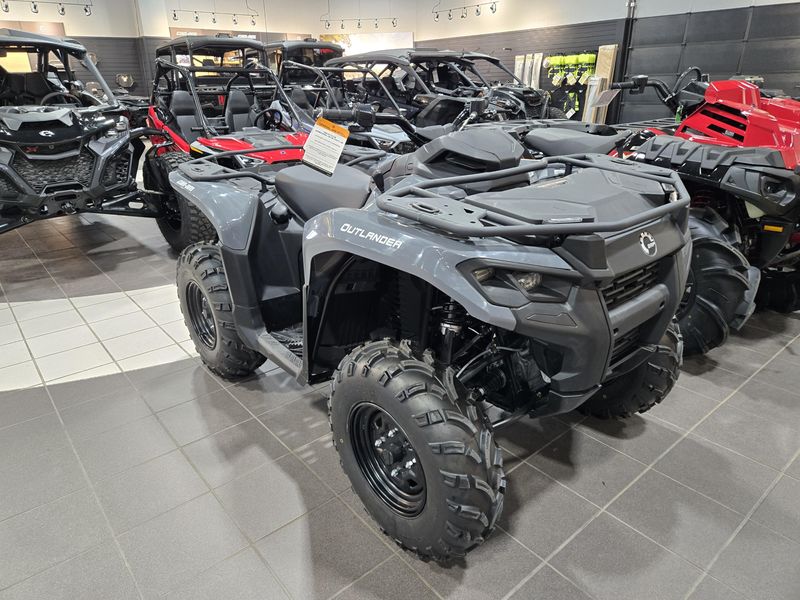 2025 Can-Am OULANDER 700 GRANITE GRAY Image 1