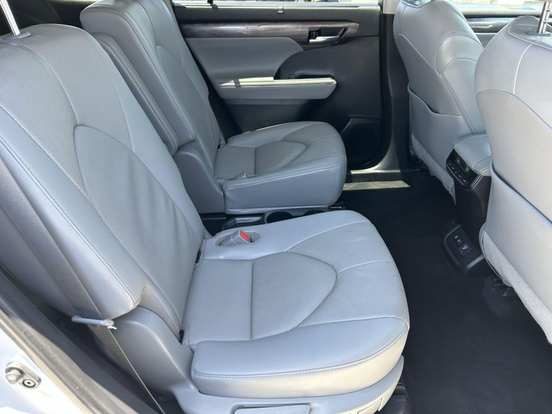 Used 2021 Toyota Highlander LimitedImage 12