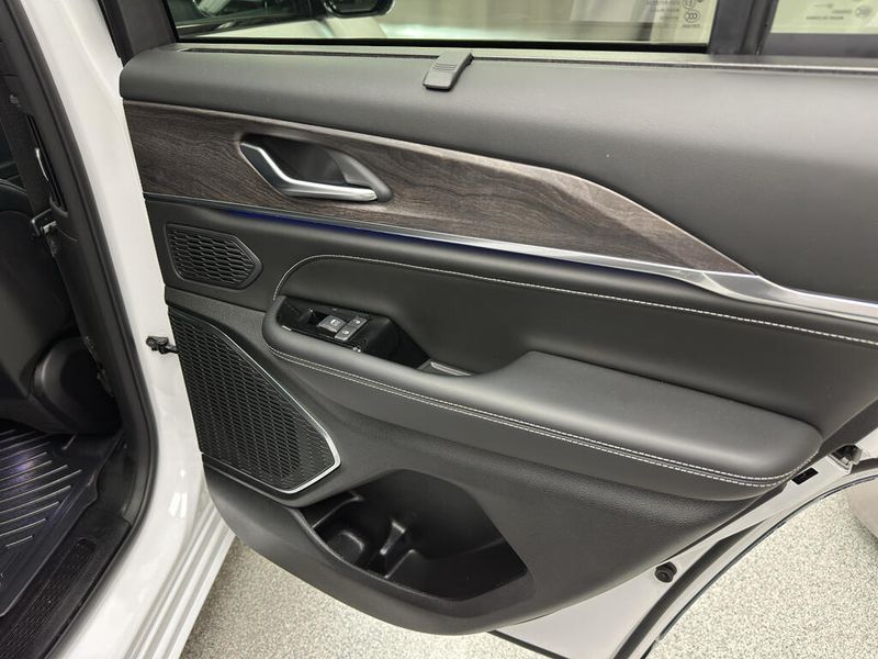 Used 2023 Jeep Grand Cherokee OverlandImage 20