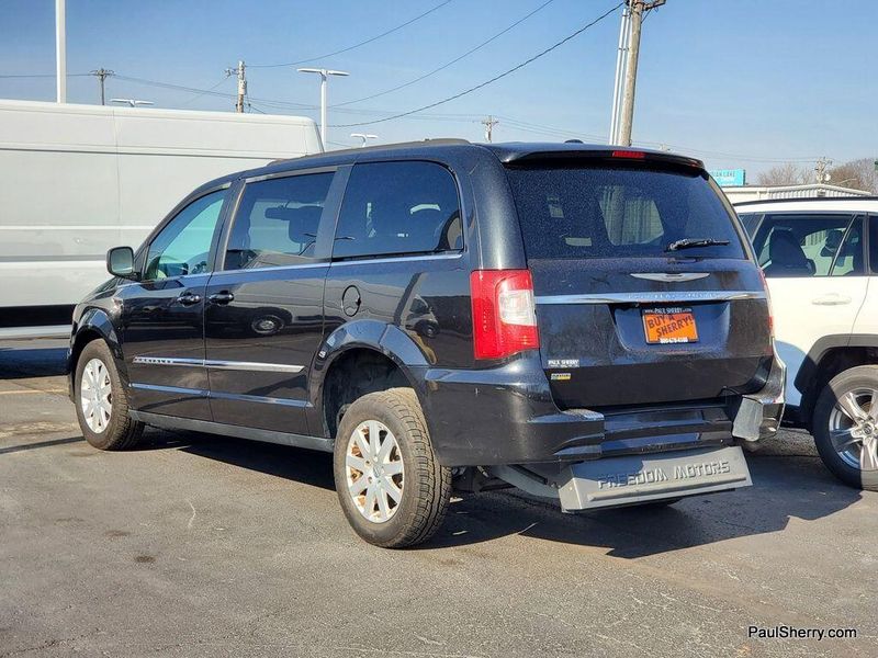 2015 Chrysler Town & Country TouringImage 9