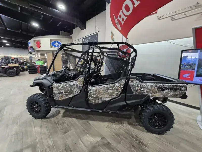 2025 Honda PIONEER 10006 CREW DELUXE Image 4