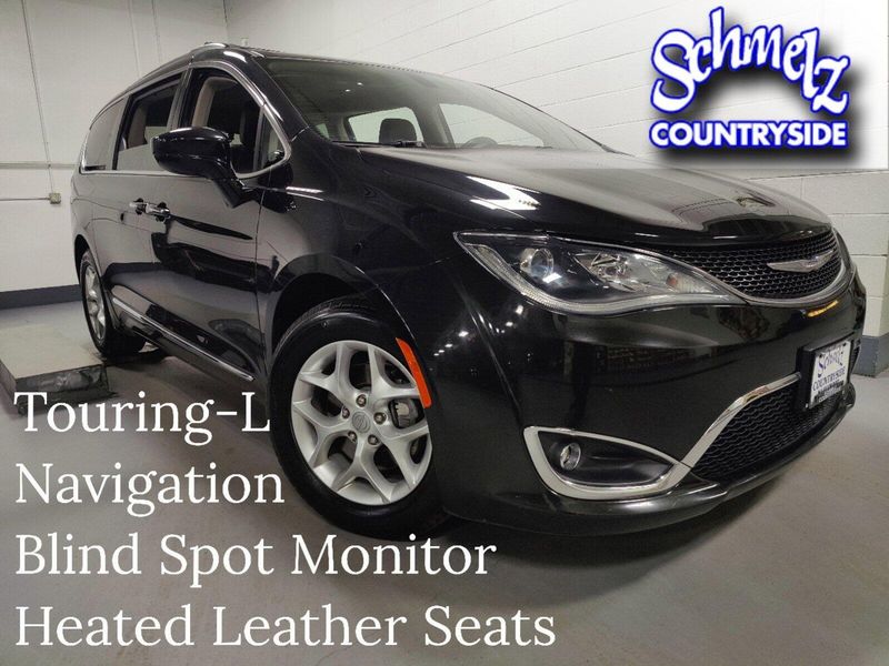 2017 Chrysler Pacifica Touring-L w/NavImage 1