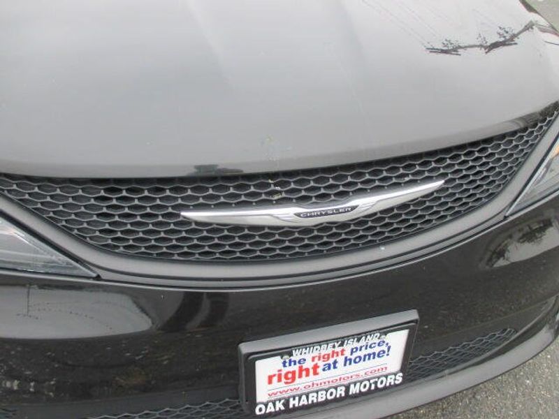 Used 2023 Chrysler Voyager LXImage 4