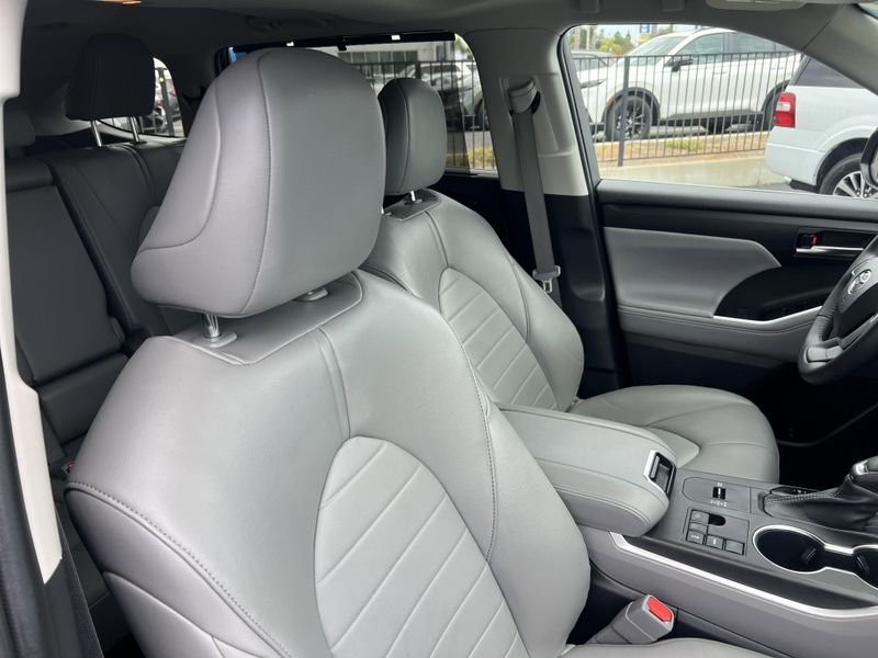 Used 2023 Toyota Highlander LImage 30