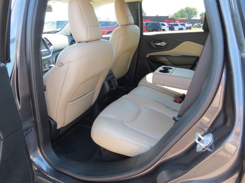 Used 2017 Jeep Cherokee Limited 4x4 4dr SUVImage 16