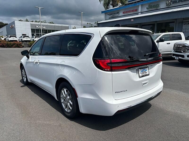 2025 Chrysler Pacifica photo 3