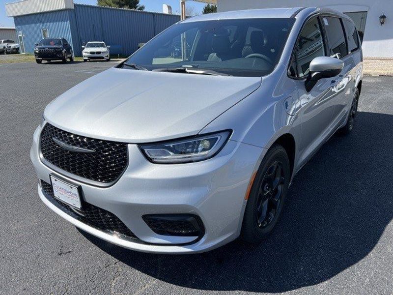 2023 Chrysler Pacifica Plug-in Hybrid Touring LImage 3