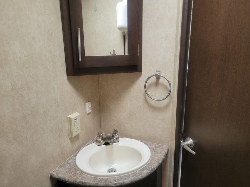 Used 2015 FOREST RIVER STEALTH 1913 Image 21