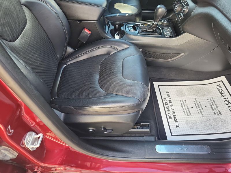 Used 2019 Jeep Cherokee LimitedImage 18