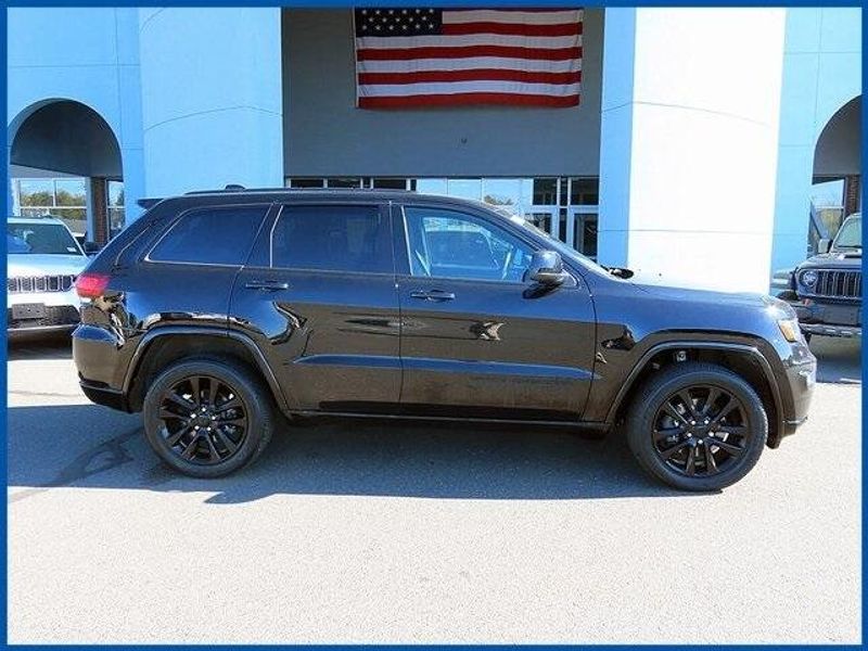 2021 Jeep Grand Cherokee Laredo XImage 2