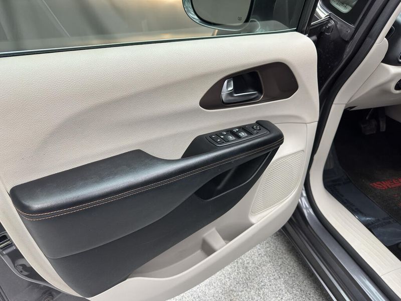 Used 2019 Chrysler Pacifica Touring LImage 8