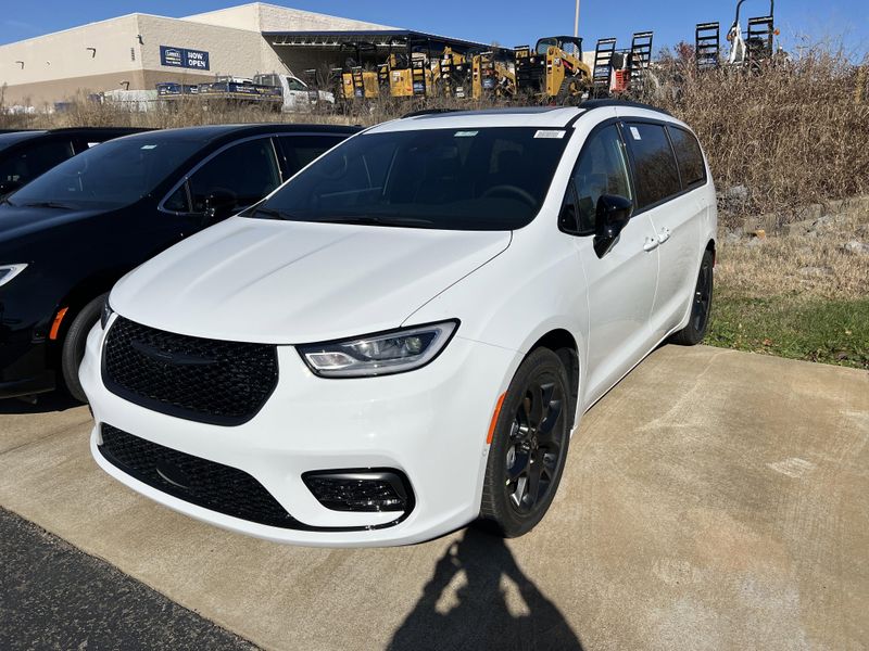 New 2026 Chrysler Pacifica LimitedImage 1