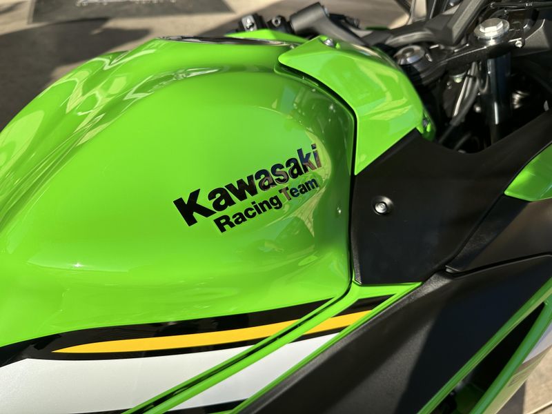 2025 Kawasaki NINJA 650 KRT EDITION ABS LIME GREEN AND EBONY AND PEARL BLIZZARD WHITEImage 8