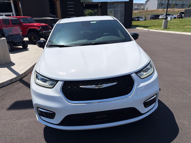 New 2026 Chrysler Pacifica SelectImage 28