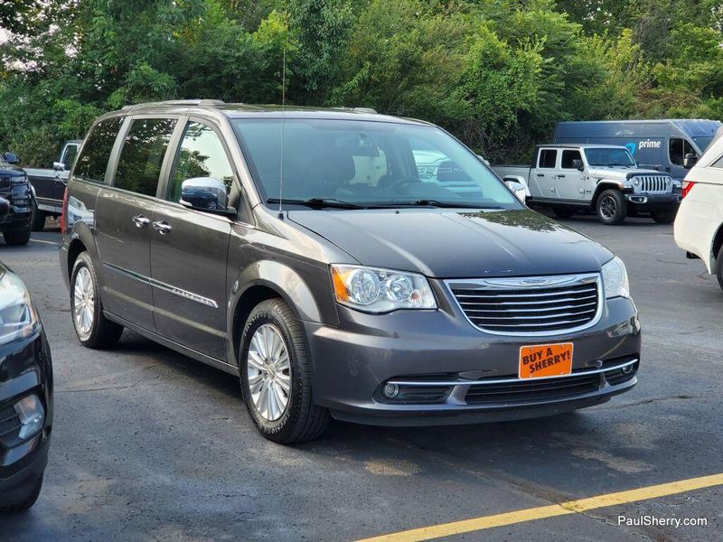 2016 Chrysler Town & Country Limited photo 6