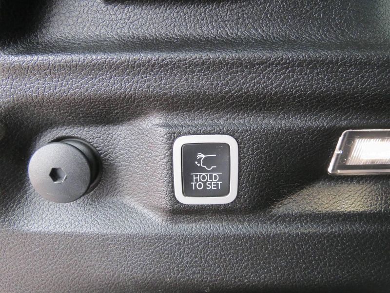 Used 2023 Jeep Grand Cherokee L Limited 4x4 4dr SUVImage 32