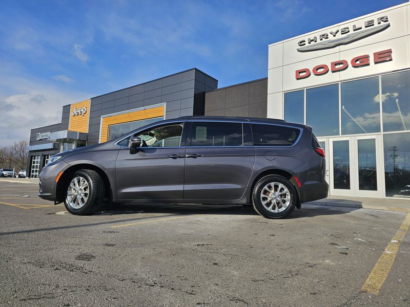 Used 2022 Chrysler Pacifica Touring LImage 8
