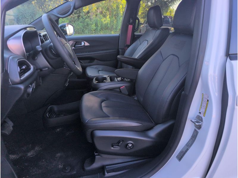 New 2027 Chrysler Pacifica SelectImage 10