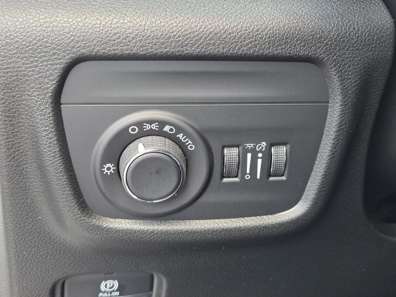New 2026 Jeep Grand Cherokee Laredo 4x2