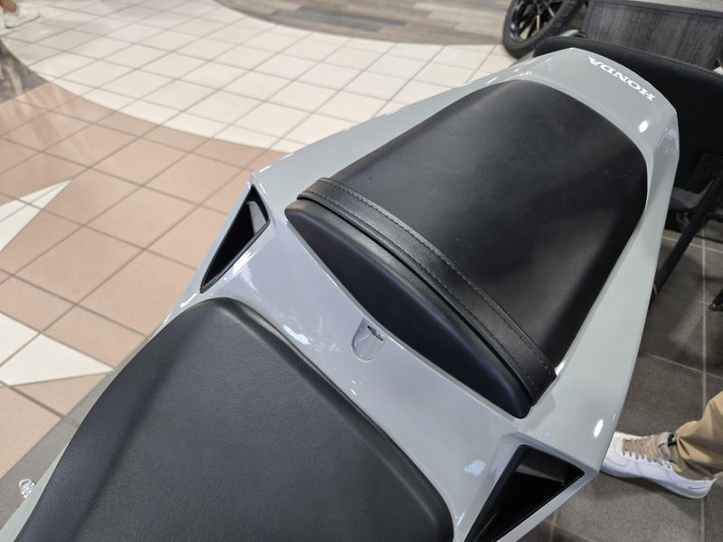 New 2026 Honda CBR600RR ABS DEEP PEARL GRAY Image 10