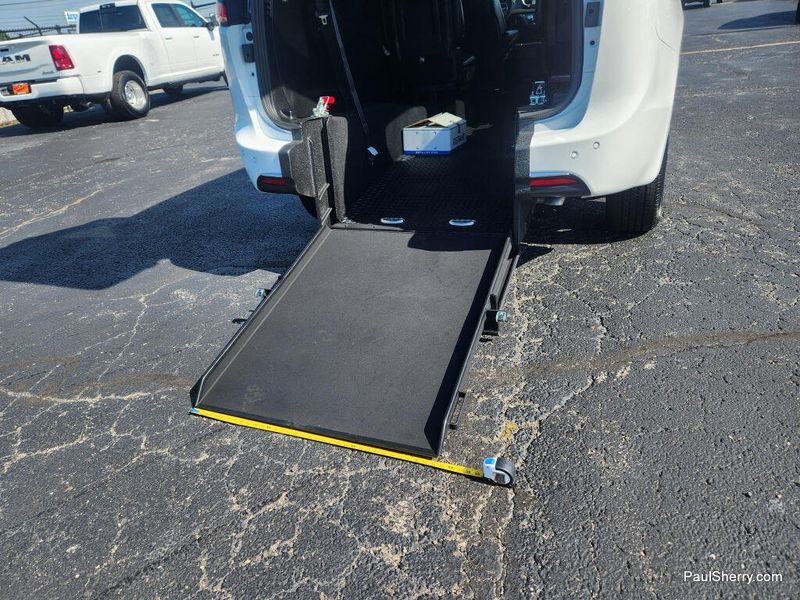 Used 2026 Chrysler Pacifica Select