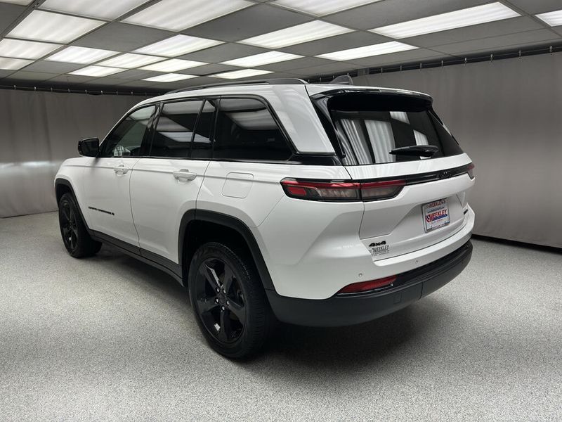 Used 2023 Jeep Grand Cherokee LimitedImage 2