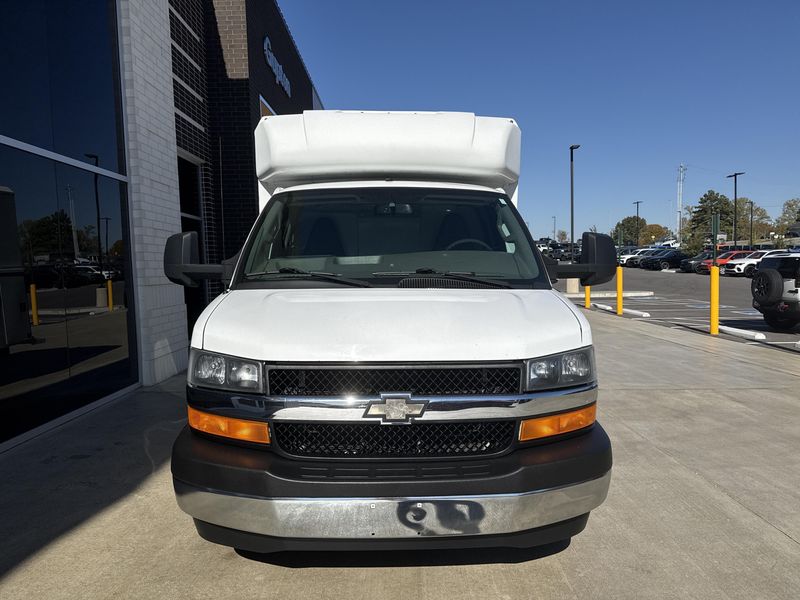 Used 2017 Chevrolet Express Cutaway Image 3