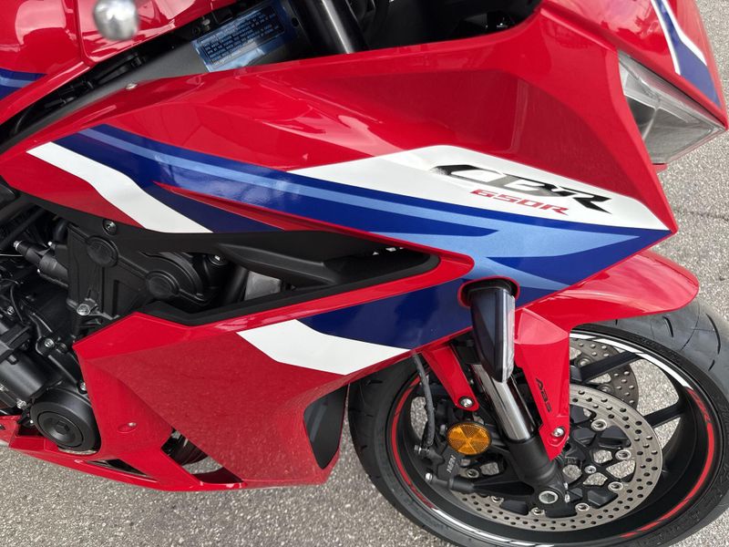 New 2026 Honda CBR650R E-CLUTCH Image 11