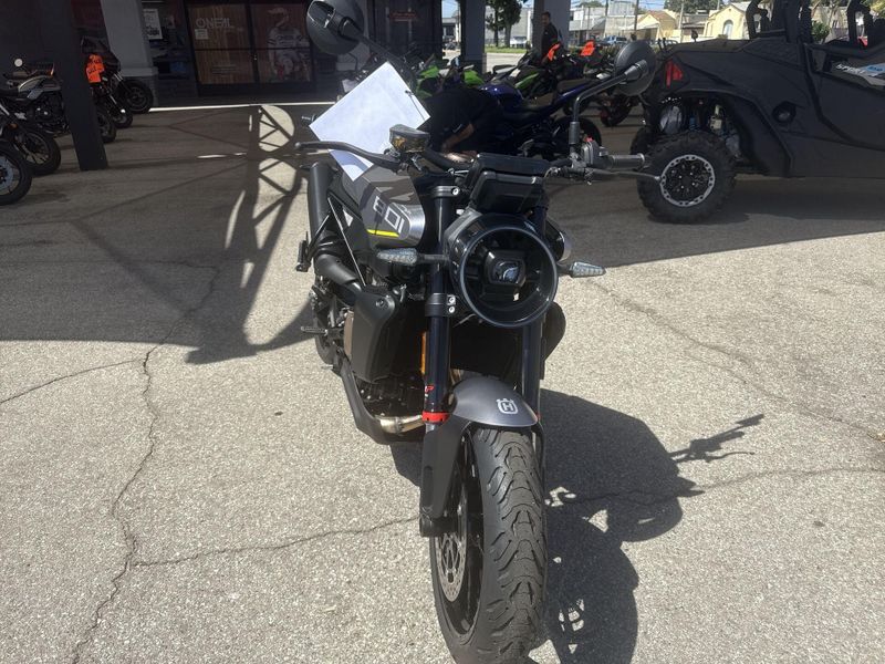 New 2025 Husqvarna VITPILEN 801 Image 12