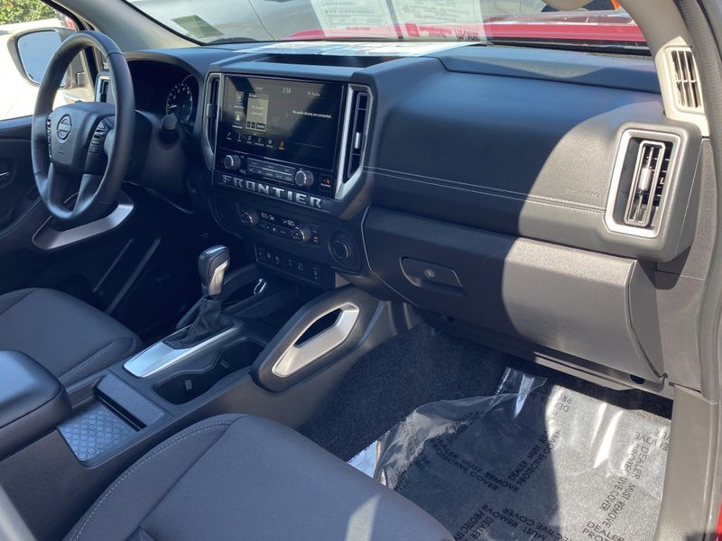 Used 2025 Nissan Frontier SVImage 9