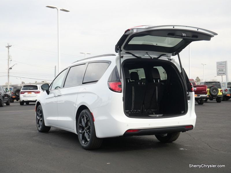 2024 Chrysler Pacifica Touring LImage 10