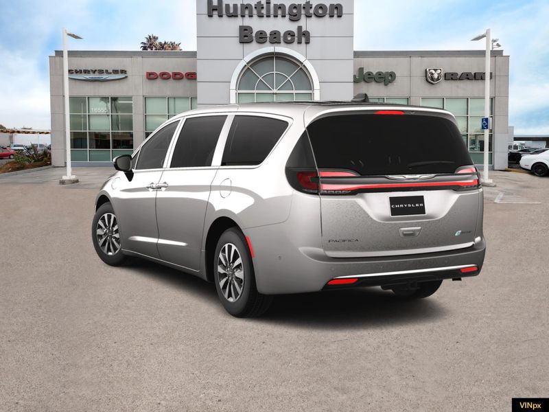 2025 Chrysler Pacifica Hybrid SelectImage 5