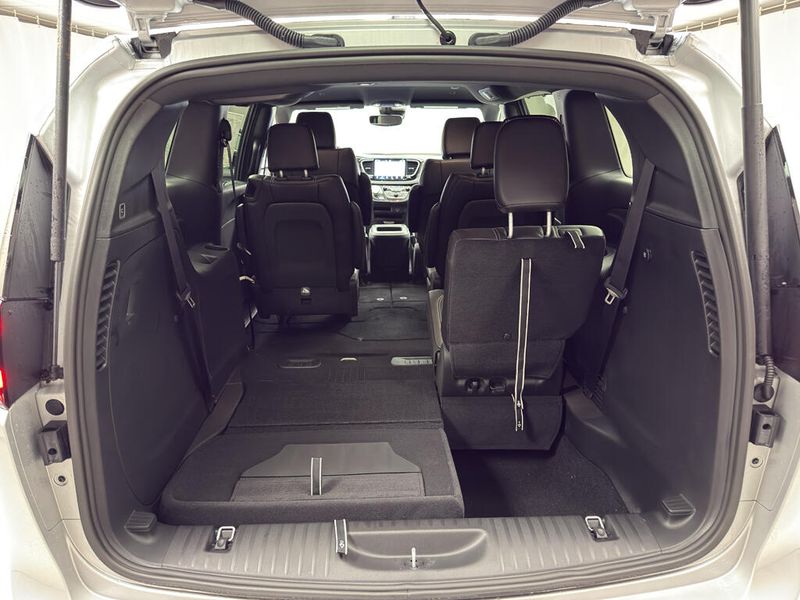 New 2026 Chrysler Pacifica Select AwdImage 17