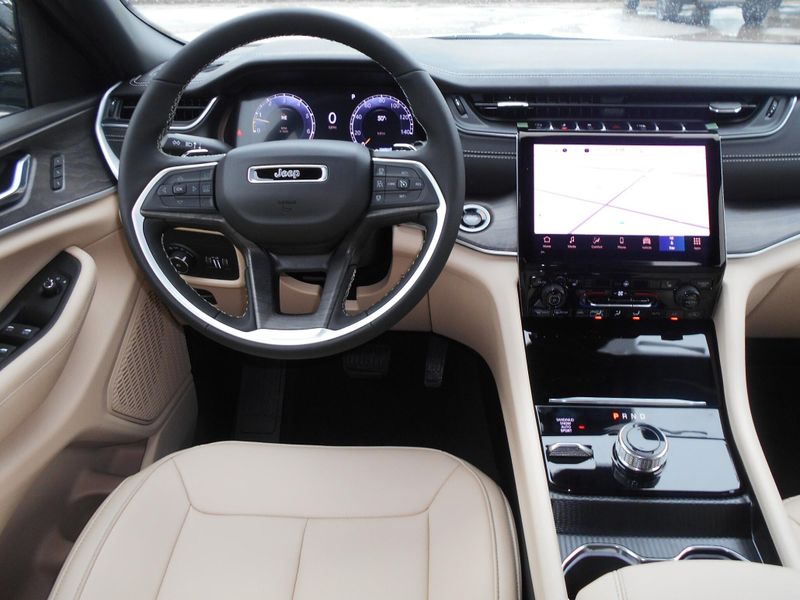 2025 Jeep Grand Cherokee L Limited 4x4Image 4