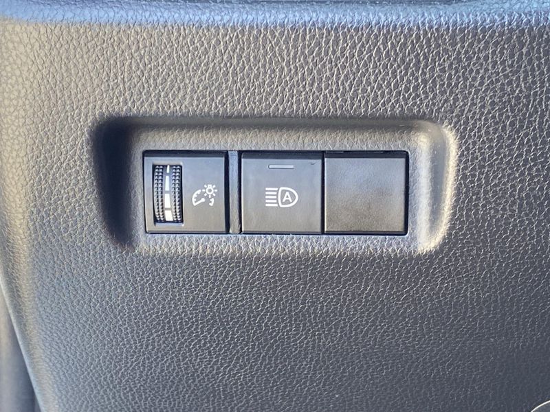 Used 2021 Toyota RAV4 LEImage 23