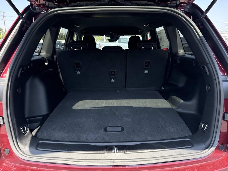 New 2026 Jeep Grand Cherokee Laredo 4x2