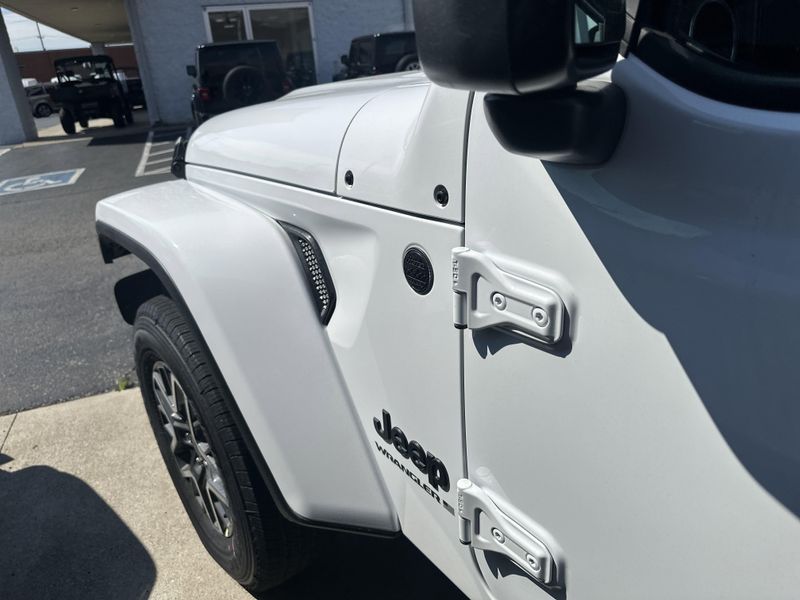 2025 Jeep Wrangler 4-door SaharaImage 11