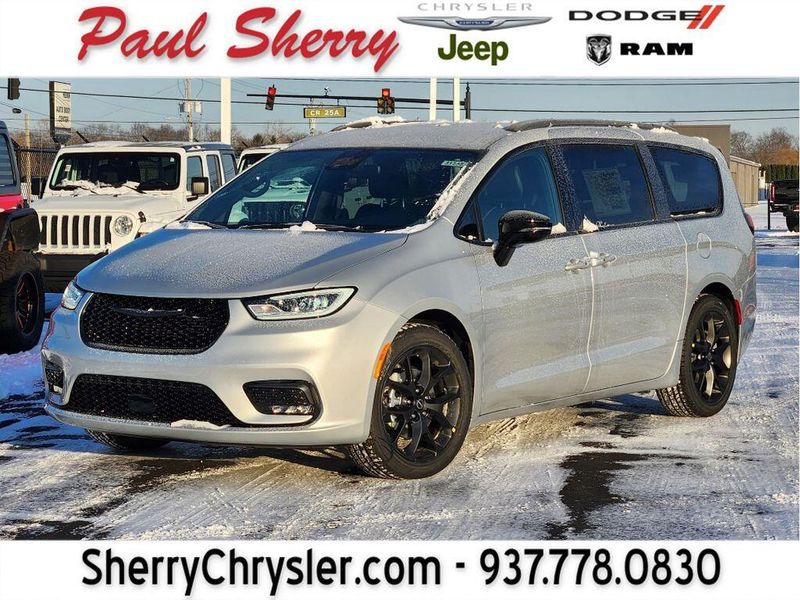 New 2026 Chrysler Pacifica Select