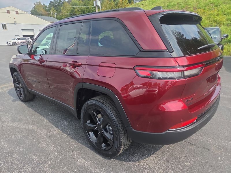 2025 Jeep Grand Cherokee Limited photo 4