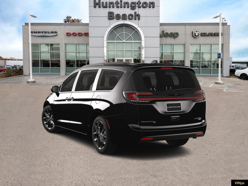 2023 Chrysler Pacifica Limited AWDImage 4