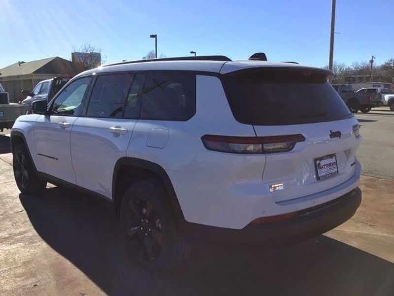 2025 Jeep Grand Cherokee L Limited 4x2Image 3