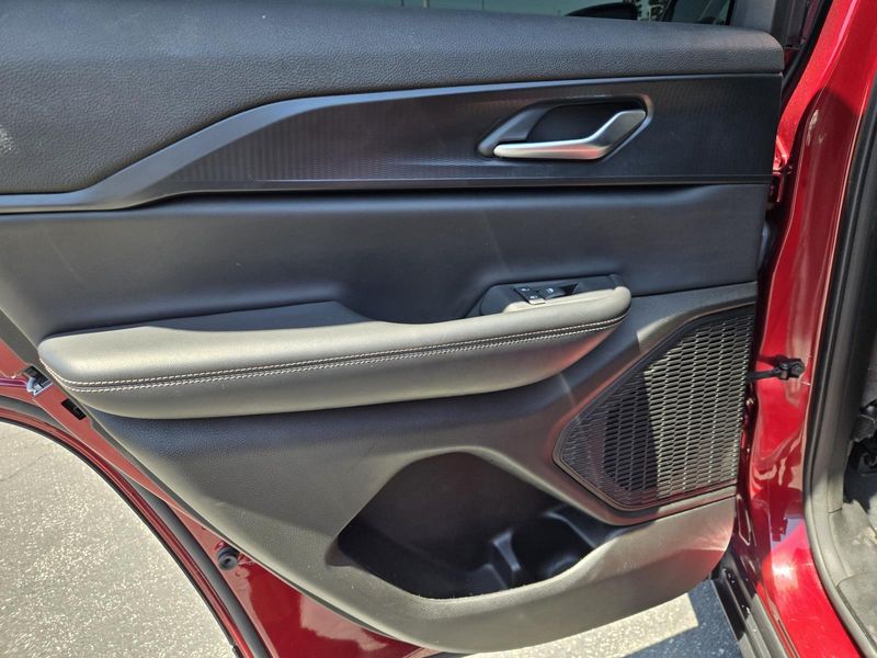Used 2023 Jeep Grand Cherokee Laredo 4x2