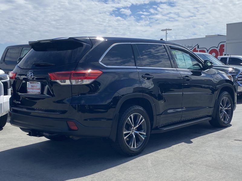 Used 2018 Toyota Highlander LEImage 3