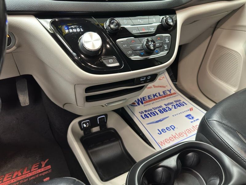 Used 2019 Chrysler Pacifica Touring LImage 16
