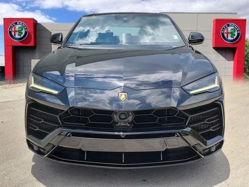 2020 Lamborghini Urus photo 2