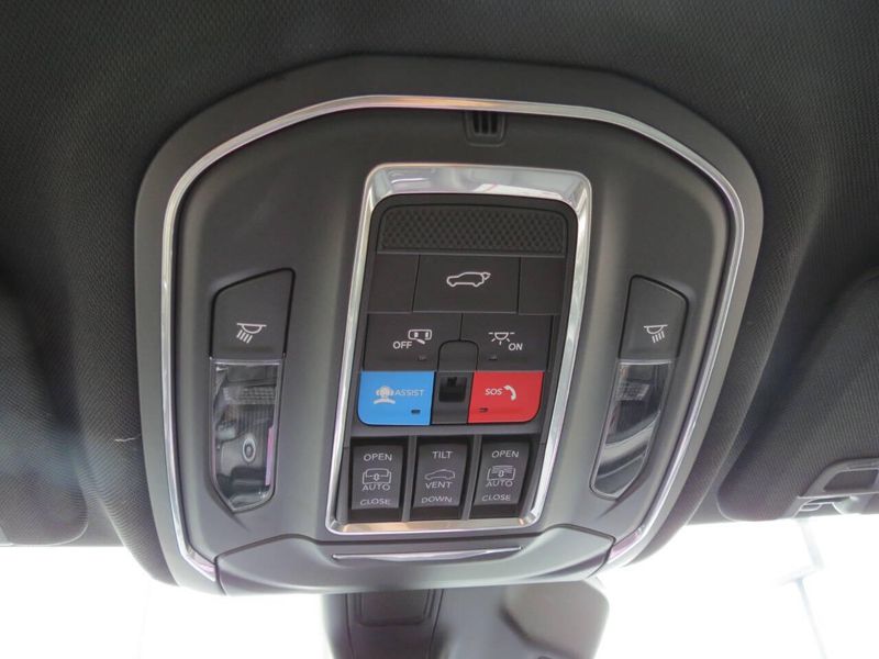Used 2025 Jeep Grand Cherokee L Overland 4x4 4dr SUVImage 18