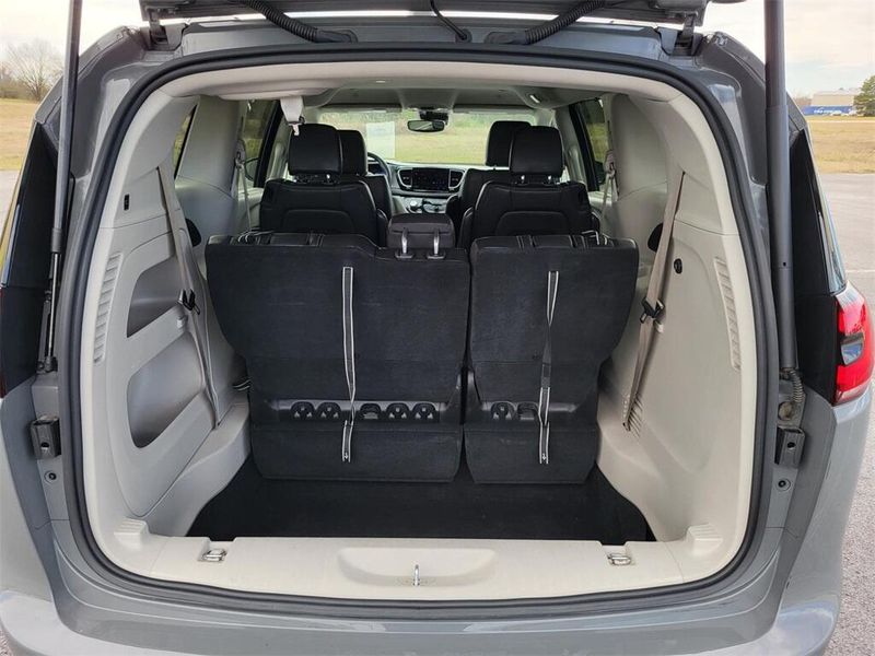 2022 Chrysler Pacifica Touring LImage 8