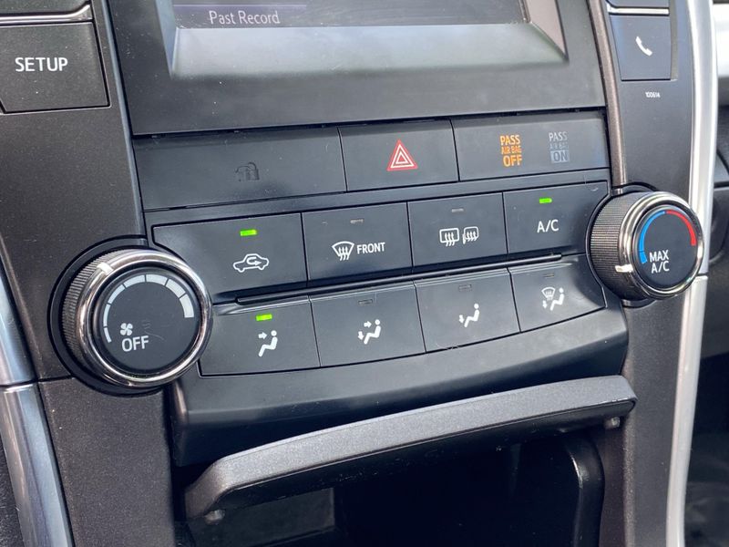 2016 Toyota Camry SEImage 22