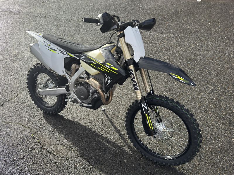 2026 Triumph TF 250 - C - JET BLACK - PURE WHITE 