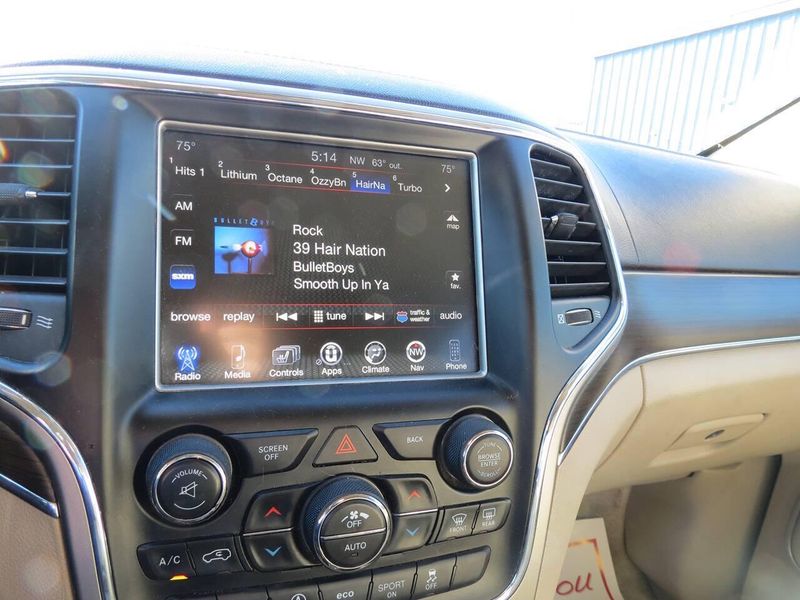 Used 2017 Jeep Grand Cherokee Overland 4x4 4dr SUVImage 14